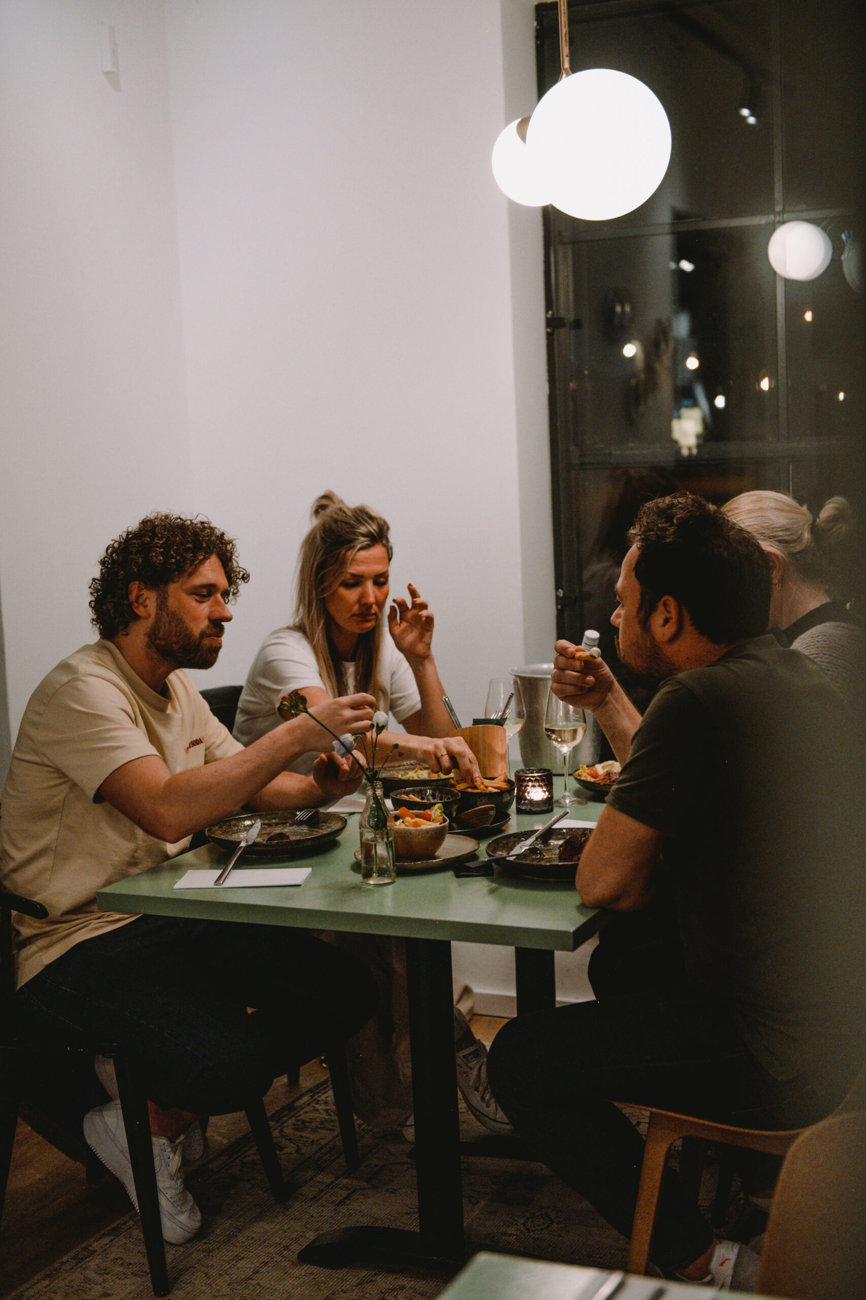 Gasten aan tafel tijdens het diner bij Stroom Lent in Nijmegen